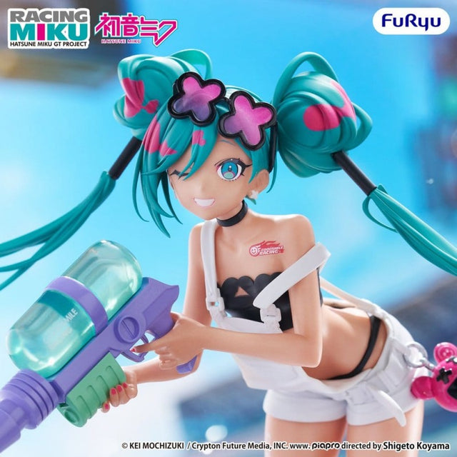 Figurine Racing Miku 2025 Sepang Ver. par FuRyu, représentant Hatsune Miku avec couettes turquoise, tenue blanche et noire, pistolet à eau et ambiance de circuit.