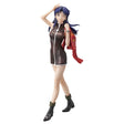 Figurine Evangelion Ichiban Kuji Lot D Misato Katsuragi, avec robe noire, veste rouge sur l’épaule et cheveux violets.