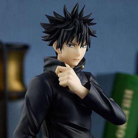 Figurine Megumi Fushiguro de Jujutsu Kaisen, collection Pop Up Parade par Good Smile Company, en uniforme noir avec cheveux en bataille, sur socle transparent.