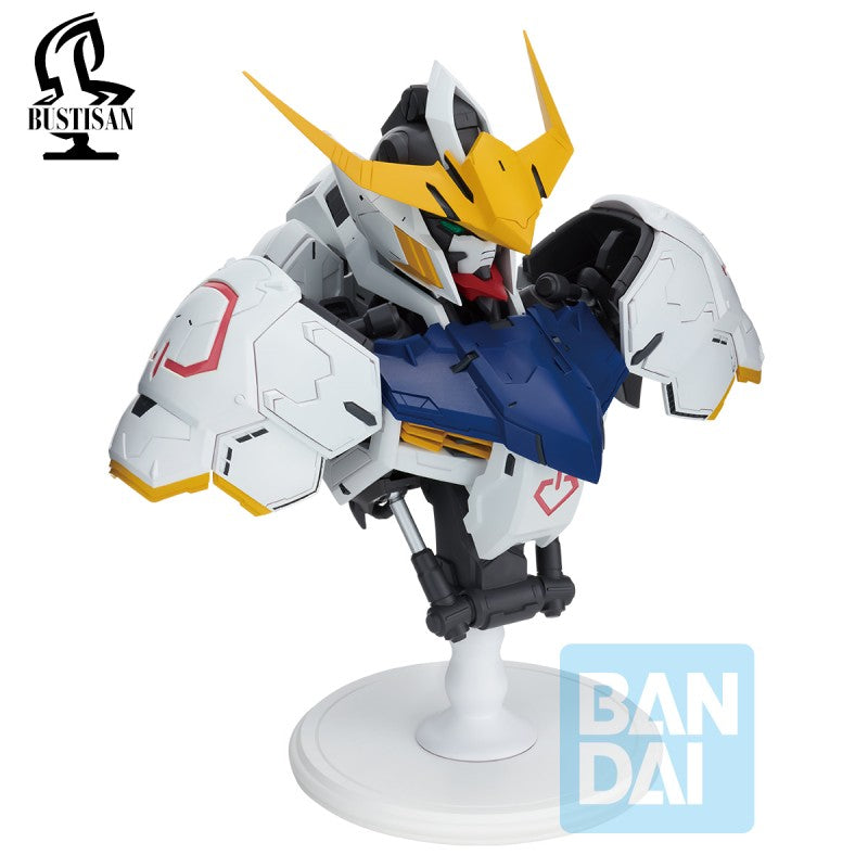 Buste Ichibansho Mobile Suit Gundam Iron-Blooded Orphans Gundam Barbatos par Bandai, avec armure blanche, bleue et jaune sur socle.