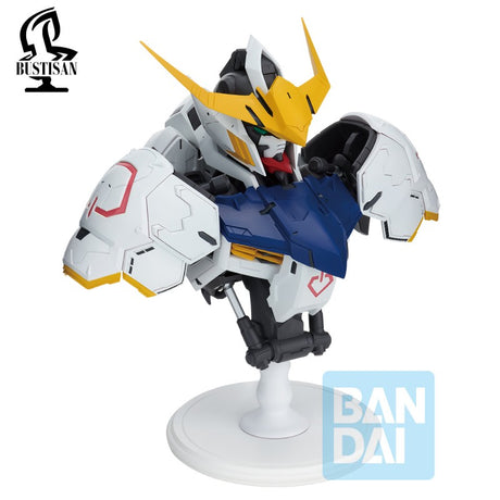 Buste Ichibansho Mobile Suit Gundam Iron-Blooded Orphans Gundam Barbatos par Bandai, avec armure blanche, bleue et jaune sur socle.