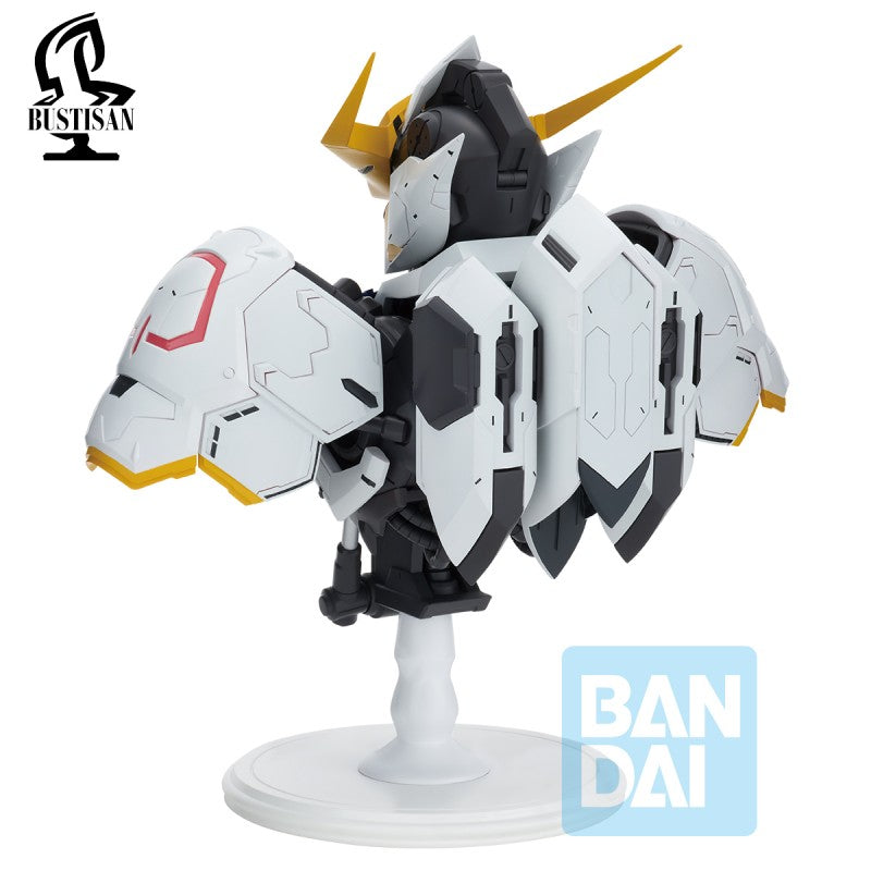 Buste Ichibansho Mobile Suit Gundam Iron-Blooded Orphans Gundam Barbatos par Bandai, avec armure blanche, bleue et jaune sur socle.