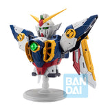 Figurine Bandai Ichibansho Wing Gundam 30th Anniversary sur socle, avec armure blanche, bleue, rouge et jaune et ailes mécaniques.