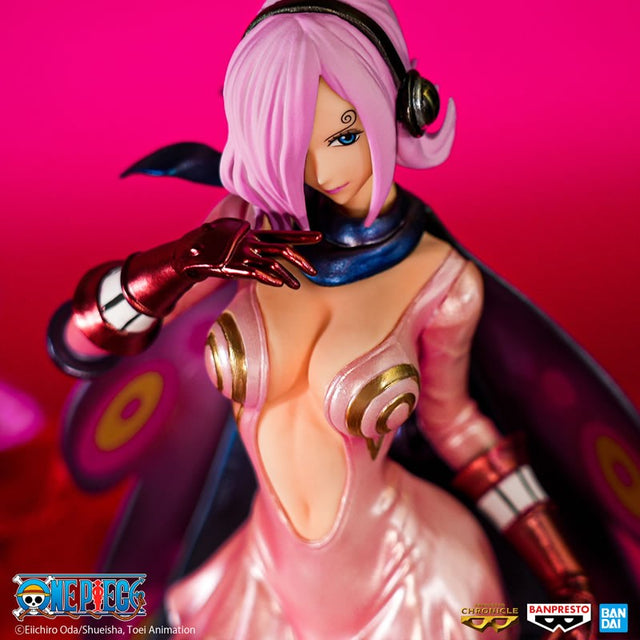 Figurine Banpresto One Piece Glitter & Glamours Vinsmoke Reiju en tenue rose Germa 66 avec cape noire sur fond blanc.