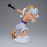 Figurine One Piece Grandista Monkey D. Luffy Gear 5 par Banpresto, représentant Luffy en pleine course avec cheveux blancs, chapeau de paille et effets de nuage blanc.