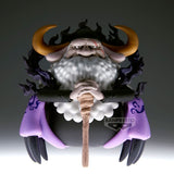 Figurine One Piece Mega World Collectable Figure Saint Jaygarcia Saturn par Banpresto avec cornes, barbe blanche et canne sur fond rouge.