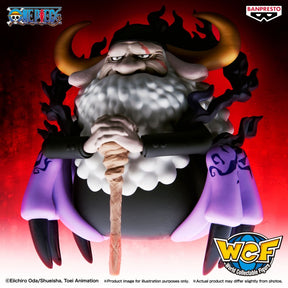 Figurine One Piece Mega World Collectable Figure Saint Jaygarcia Saturn par Banpresto avec cornes, barbe blanche et canne sur fond rouge.