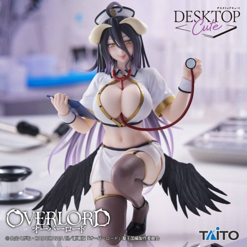 Figurine Overlord Desktop Cute Albedo Nurse Ver. par Taito, Albedo en tenue d’infirmière avec stéthoscope, ailes noires et pose assise.