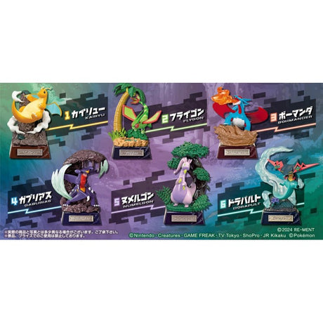 Boîtes aléatoires Pokémon Pocket Statue Type Dragon par Re-Ment, avec figurines mini-dioramas de Pokémon dragon comme Dracolosse, Carchacrok et Drattak.
