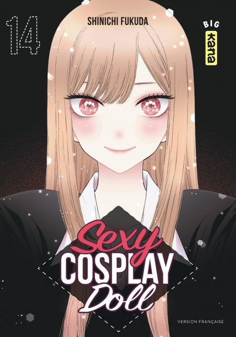 manga Sexy Cosplay Doll tome 14 montrant Marin Kitagawa souriante sur fond sombre, dans un style doux et lumineux.