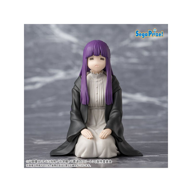 Figurine Sousou no Frieren Chokonose Fern Kousoku Mahou ver. par Sega Prize, assise avec cheveux violets et manteau noir.