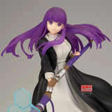 Figurine Frieren: Beyond Journey’s End Effectreme Fern par Banpresto, représentant Fern aux cheveux violets avec bâton et effet magique bleu translucide devant une lune.