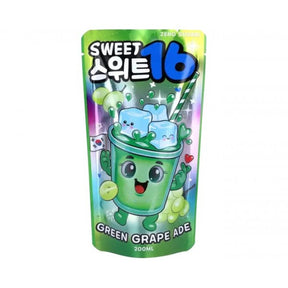 Pochette de boisson Sweet 16 Green Grape Ade 200 ml sans sucre, avec illustration colorée de raisin vert et glaçons.