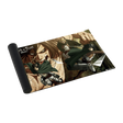 Tapis de jeu Attack on Titan avec Levi, Mikasa, Eren et le Titan Assaillant – surface lisse et antidérapante.