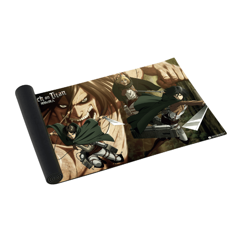 Tapis de jeu Attack on Titan avec Levi, Mikasa, Eren et le Titan Assaillant – surface lisse et antidérapante.