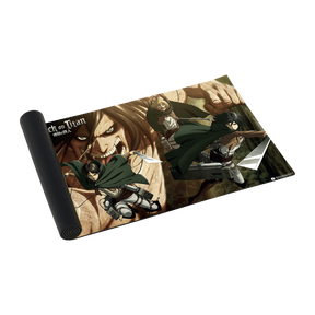 Tapis de jeu Attack on Titan avec Levi, Mikasa, Eren et le Titan Assaillant – surface lisse et antidérapante.