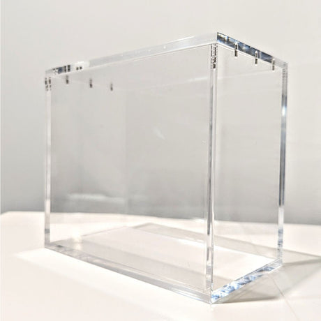 Boîte de protection en plexiglass transparent avec couvercle aimanté pour boosters et cartes de collection.