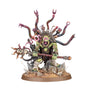 Figurine Warhammer 40,000 Orks Bizarboy, psyker ork avec bâton, câbles et équipement étrange sur socle décoré.