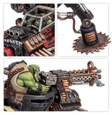 Warhammer 40,000 Orks Trukk Kamion contenant 1 figurine Citadel de véhicule ork blindé avec pince mécanique, gros pneus et défenses massives.