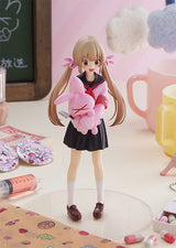 Figurine Pop Up Parade de Natori Sana, portant un uniforme scolaire noir et rose, avec une peluche lapin rose et un couteau, capturant son style unique et mystérieux.