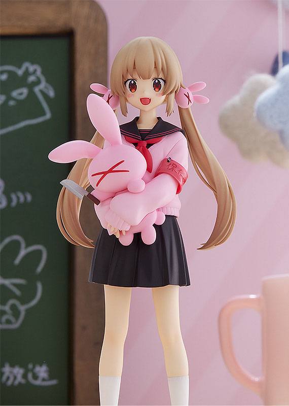 Figurine Pop Up Parade de Natori Sana, portant un uniforme scolaire noir et rose, avec une peluche lapin rose et un couteau, capturant son style unique et mystérieux.