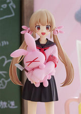 Figurine Pop Up Parade de Natori Sana, portant un uniforme scolaire noir et rose, avec une peluche lapin rose et un couteau, capturant son style unique et mystérieux.
