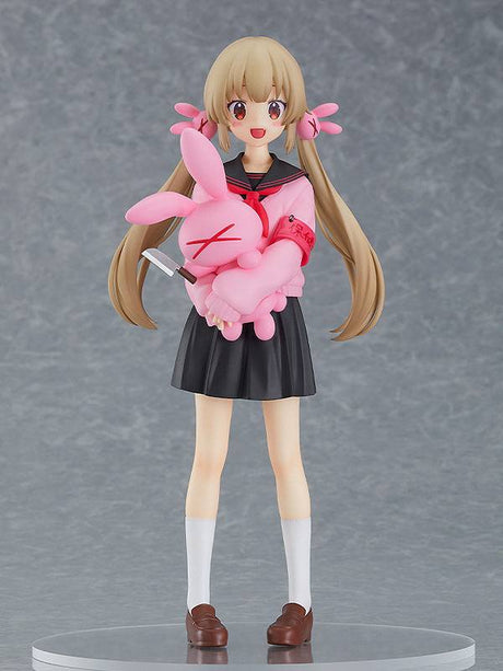 Figurine Pop Up Parade de Natori Sana, portant un uniforme scolaire noir et rose, avec une peluche lapin rose et un couteau, capturant son style unique et mystérieux.