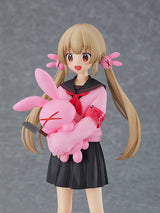 Figurine Pop Up Parade de Natori Sana, portant un uniforme scolaire noir et rose, avec une peluche lapin rose et un couteau, capturant son style unique et mystérieux.